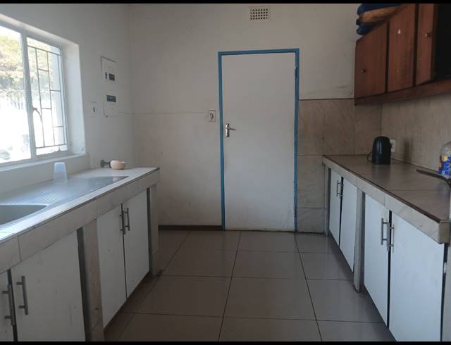 5 BEDROOM HOUSE FOR SALE IN PENINA PARK